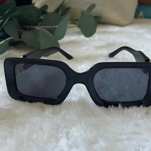 Chic Green and Black Sunglasses by [Brand] - Picture 3 of 10